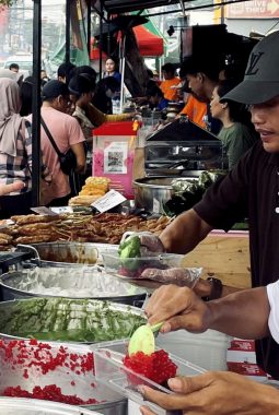 Bazar Takjil Benhil Kembali Ramai, Pedagang Raup Berkah Ramadan