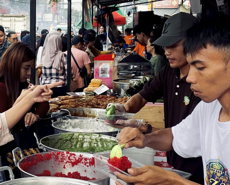 Pedagang takjil di Benhil Jakarta Pusat, Sabtu (28/2/2026) sore sedang melayani para pembeli. (Foto: Firman/Mercinews.com)