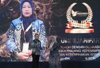 Ketua Panitia Anugerah INDOPOSCO 2026, Affan Iskandar (kiri) menyerahkan Anugerah INDOPOSCO kepada Pemred Media Sudut Pandang, Umi Sjarifah (kanan) pada peringatan HUT ke-5 INDOPOSCO bertema “Kepak Membawa Dampak” di Jakarta, Selasa (3/2/2026). (Foto: Istimewa)