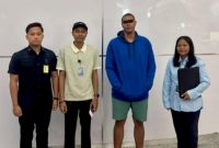 Petugas Rudenim Denpasar mengawal proses deportasi WNA AS di Bandara Internasional I Gusti Ngurah Rai Bali, Selasa (24/2/2026) malam.(Foto: Dok. Rudenim Denpasar)