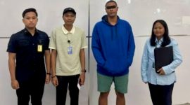 Petugas Rudenim Denpasar mengawal proses deportasi WNA AS di Bandara Internasional I Gusti Ngurah Rai Bali, Selasa (24/2/2026) malam.(Foto: Dok. Rudenim Denpasar)