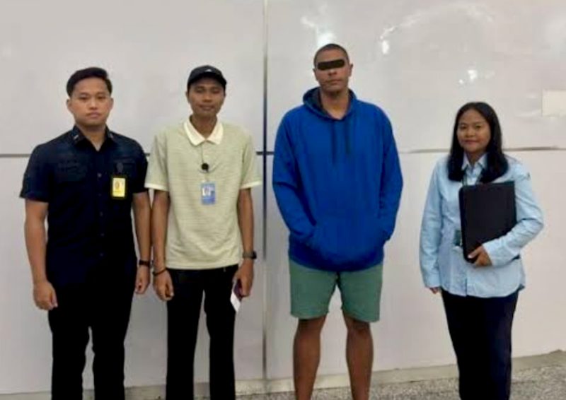 Petugas Rudenim Denpasar mengawal proses deportasi WNA AS di Bandara Internasional I Gusti Ngurah Rai Bali, Selasa (24/2/2026) malam.(Foto: Dok. Rudenim Denpasar)