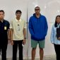 Petugas Rudenim Denpasar mengawal proses deportasi WNA AS di Bandara Internasional I Gusti Ngurah Rai Bali, Selasa (24/2/2026) malam.(Foto: Dok. Rudenim Denpasar)