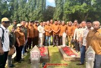 Pengurus Asosiasi Media Konvergensi Indonesia AMKI ziarah ke makam BM Diah dan Rosihan Anwar di Taman Makam Pahlawan Nasional Utama Kalibata Jakarta Selatan, Selasa (3/2/2026).(Foto: istimewa)