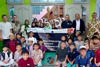 Pengurus AMKI Pusat bersama pengasuh dan anak yatim-piatu Yayasan Al Kahfi Pondok Bambu Jakarta Timur.( Foto: Dok. Mercinews.com)