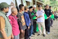 Budayawan Sunda Anton Charliyan didampingi Pemred Mitrapol Dadang Rachmat saat membagikan paket sembako di Batu Mahpar, Leuwisari, Kabupaten Tasikmalaya.(Foto: Dok. Mitrapol)