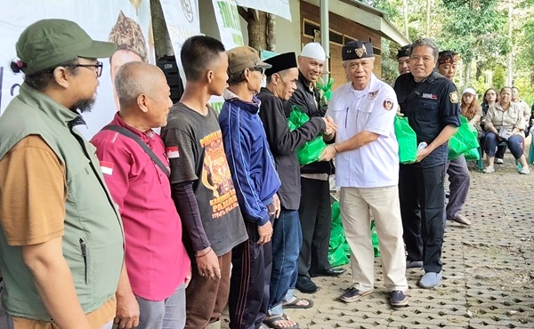 Budayawan Sunda Anton Charliyan didampingi Pemred Mitrapol Dadang Rachmat saat membagikan paket sembako di Batu Mahpar, Leuwisari, Kabupaten Tasikmalaya.(Foto: Dok. Mitrapol)