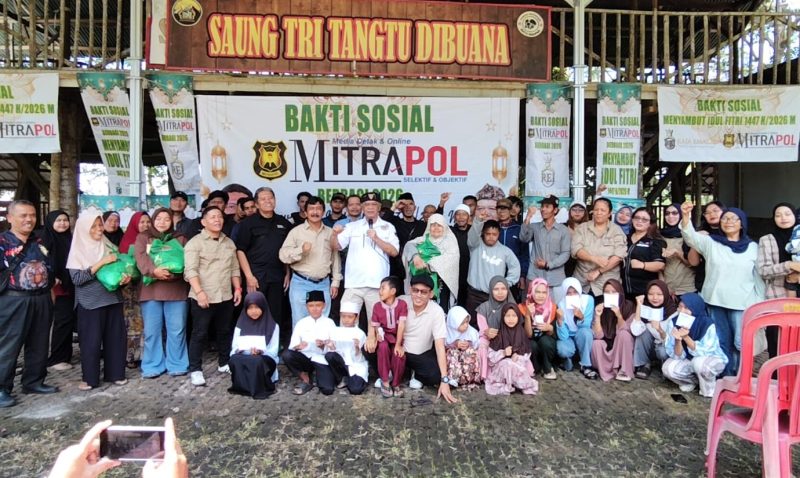 Keluarga Besar Media Mitrapol saat baksos menjelang Idul Fitri 1447 H di Tasikmalaya, Senin (16/3/2026).(Foto: Dok. Mitrapol)