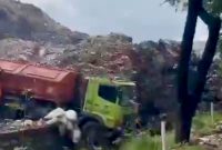 Gunung sampah di TPST Bantargebang Kota Bekasi longsor pada Minggu (8/3/2026) sore.(Foto: Tangkapan video)