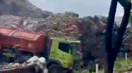 Gunung sampah di TPST Bantargebang Kota Bekasi longsor pada Minggu (8/3/2026) sore.(Foto: Tangkapan video)