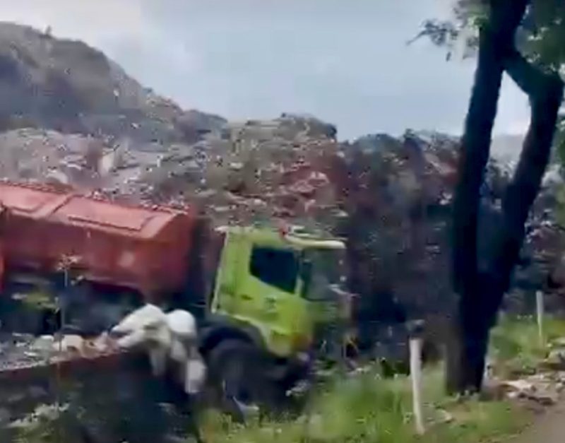 Gunung sampah di TPST Bantargebang Kota Bekasi longsor pada Minggu (8/3/2026) sore.(Foto: Tangkapan video)