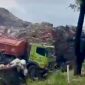 Gunung sampah di TPST Bantargebang Kota Bekasi longsor pada Minggu (8/3/2026) sore.(Foto: Tangkapan video)