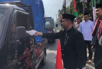 Ketua DPRD Kota Bekasi, Dr. Sardi Efendi, S.Pd, M.M, turun langsung membagikan takjil kepada pengendara, Selasa (10/3/2026). (Foto: Dok. DPRD Kota Bekasi)