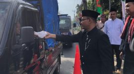 Ketua DPRD Kota Bekasi, Dr. Sardi Efendi, S.Pd, M.M, turun langsung membagikan takjil kepada pengendara, Selasa (10/3/2026). (Foto: Dok. DPRD Kota Bekasi)