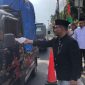 Ketua DPRD Kota Bekasi, Dr. Sardi Efendi, S.Pd, M.M, turun langsung membagikan takjil kepada pengendara, Selasa (10/3/2026). (Foto: Dok. DPRD Kota Bekasi)