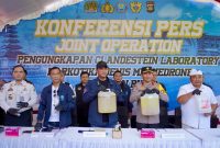 Konferensi pers Operasi Gabungan Imigrasi Ngurah Rai, BNN dan Bea Cukai membongkar laboratorium narkoba di Gianyar.(Foto: Dok. Kanim Ngurah Rai Bali)