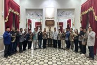 Bupati Indramayu Lucky Hakim berfoto bersama Pengurus Asosiasi Media Konvergensi Indonesia (AMKI) Kabupaten Indramayu saat kegiatan silaturahmi dan buka puasa di Pendopo Indramayu, Jawa Barat, Rabu (18/3/2026). (Foto: Dok. AMKI Indramayu)