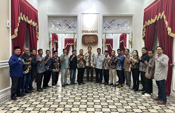 Bupati Indramayu Lucky Hakim berfoto bersama Pengurus Asosiasi Media Konvergensi Indonesia (AMKI) Kabupaten Indramayu saat kegiatan silaturahmi dan buka puasa di Pendopo Indramayu, Jawa Barat, Rabu (18/3/2026). (Foto: Dok. AMKI Indramayu)