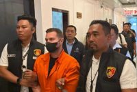 Divhubinter Polri bersama jajaran Polda Bali dan Imigrasi Ngurah Rai berhasil menangkap Steven Lyons (46), buronan internasional asal Glasgow Skotlandia di Bandara Internasional I Gusti Ngurah Rai Bali.(Foto: Dok. Kanim Ngurah Rai)
