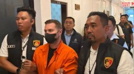 Divhubinter Polri bersama jajaran Polda Bali dan Imigrasi Ngurah Rai berhasil menangkap Steven Lyons (46), buronan internasional asal Glasgow Skotlandia di Bandara Internasional I Gusti Ngurah Rai Bali.(Foto: Dok. Kanim Ngurah Rai)