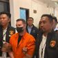 Divhubinter Polri bersama jajaran Polda Bali dan Imigrasi Ngurah Rai berhasil menangkap Steven Lyons (46), buronan internasional asal Glasgow Skotlandia di Bandara Internasional I Gusti Ngurah Rai Bali.(Foto: Dok. Kanim Ngurah Rai)
