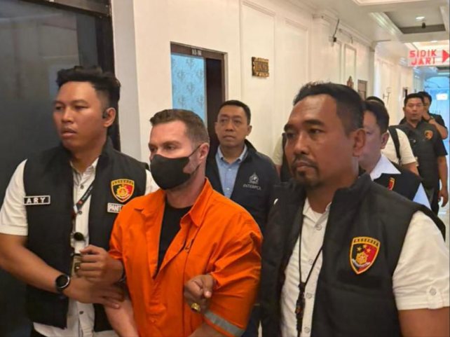 Divhubinter Polri bersama jajaran Polda Bali dan Imigrasi Ngurah Rai berhasil menangkap Steven Lyons (46), buronan internasional asal Glasgow Skotlandia di Bandara Internasional I Gusti Ngurah Rai Bali.(Foto: Dok. Kanim Ngurah Rai)