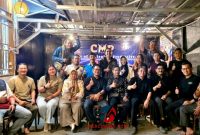 Keluarga Besar Media Mitrapol bersama Center of Millenials Productive (CMP) dan para tamu undangan berfoto bersama usai kegiatan buka puasa bersama di CMP Coffee, Pulogebang Jakarta Timur, Rabu (4/3/2026).(Foto:Dok. Mercinews.com)