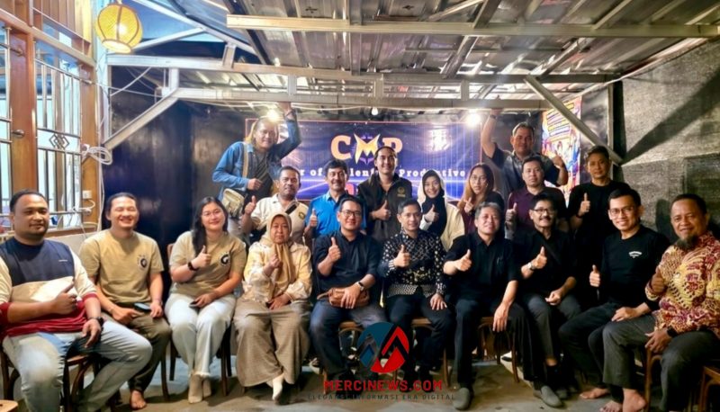 Keluarga Besar Media Mitrapol bersama Center of Millenials Productive (CMP) dan para tamu undangan berfoto bersama usai kegiatan buka puasa bersama di CMP Coffee, Pulogebang Jakarta Timur, Rabu (4/3/2026).(Foto:Dok. Mercinews.com)
