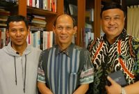 Penasihat FAI Ichsanuddin Noorsy (tengah) dan Aat Surya Safaat (kanan) serta Wakil Ketua Bidang Hubungan Kerjasama Dalam dan Luar Negeri Didin Syahrudin Sukeni (kiri) usai diskusi internal di Jakarta baru-baru ini (Foto: Dok. FAI)