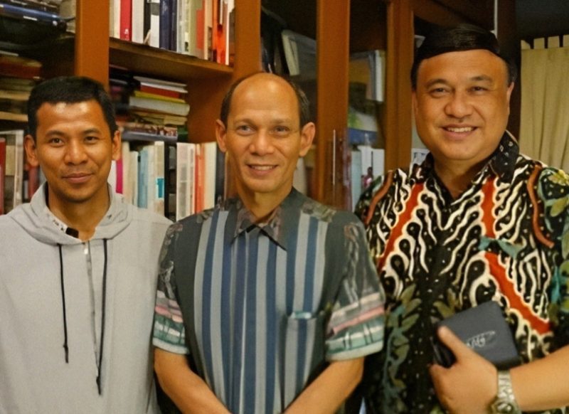 Penasihat FAI Ichsanuddin Noorsy (tengah) dan Aat Surya Safaat (kanan) serta Wakil Ketua Bidang Hubungan Kerjasama Dalam dan Luar Negeri Didin Syahrudin Sukeni (kiri) usai diskusi internal di Jakarta baru-baru ini (Foto: Dok. FAI)
