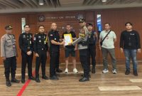 Petugas Imigrasi Ngurah Rai mengamankan seorang buronan interpol asal Inggris berinisial SL (45) di Bandara Internasional I Gusti Ngurah Rai Bali.(Foto: Dok. Kanim Ngurah Rai)