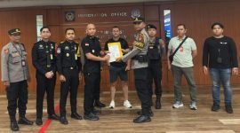 Petugas Imigrasi Ngurah Rai mengamankan seorang buronan interpol asal Inggris berinisial SL (45) di Bandara Internasional I Gusti Ngurah Rai Bali.(Foto: Dok. Kanim Ngurah Rai)