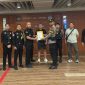 Petugas Imigrasi Ngurah Rai mengamankan seorang buronan interpol asal Inggris berinisial SL (45) di Bandara Internasional I Gusti Ngurah Rai Bali.(Foto: Dok. Kanim Ngurah Rai)