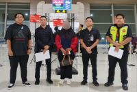 Petugas Imigrasi Ponorogo mengawal proses deportasi WNA asal Malaysia di Bandara Juanda, Rabu (4/3/2026). (Foto: Dok. Kanim Ponorogo)