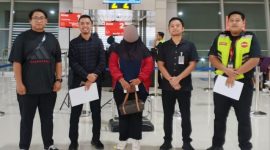 Petugas Imigrasi Ponorogo mengawal proses deportasi WNA asal Malaysia di Bandara Juanda, Rabu (4/3/2026). (Foto: Dok. Kanim Ponorogo)