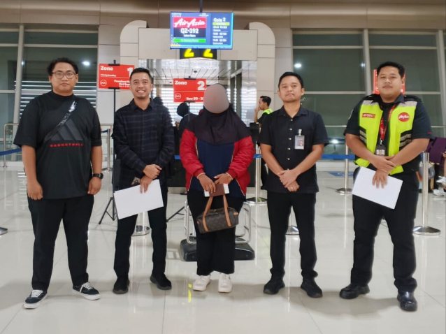 Petugas Imigrasi Ponorogo mengawal proses deportasi WNA asal Malaysia di Bandara Juanda, Rabu (4/3/2026). (Foto: Dok. Kanim Ponorogo)