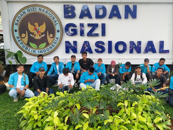 Pengurus DPD KNPI Kabupaten Pandeglang menggelar aksi demonstrasi di kantor Badan Gizi Nasional (BGN) di Jakarta, Jumat (13/3/2026).(Foto: Dok. KNPI Pandeglang)