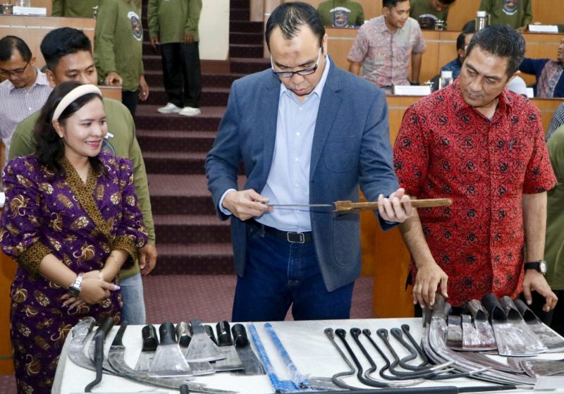 PTPN IV PalmCo memperluas program pemberdayaan UMKM pandai besi sebagai bagian dari penguatan rantai pasok alat panen perkebunan.(Foto: Dok. Humas PTPN IV PalmCo)