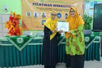 Dosen Program Studi Ilmu Komunikasi FISIP UHAMKA, Dr. Hj. Novi Andayani Praptiningsih (kanan) menyerahkan sertifikat pelatihan muballighat yang diselenggarakan oleh Pimpinan Daerah Aisyiyah Tangsel, Ahad (8/3/2026).(Foto: Dok. Aisyiyah Tangsel)