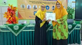Dosen Program Studi Ilmu Komunikasi FISIP UHAMKA, Dr. Hj. Novi Andayani Praptiningsih (kanan) menyerahkan sertifikat pelatihan muballighat yang diselenggarakan oleh Pimpinan Daerah Aisyiyah Tangsel, Ahad (8/3/2026).(Foto: Dok. Aisyiyah Tangsel)