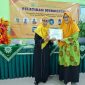 Dosen Program Studi Ilmu Komunikasi FISIP UHAMKA, Dr. Hj. Novi Andayani Praptiningsih (kanan) menyerahkan sertifikat pelatihan muballighat yang diselenggarakan oleh Pimpinan Daerah Aisyiyah Tangsel, Ahad (8/3/2026).(Foto: Dok. Aisyiyah Tangsel)
