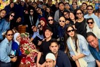 Keluarga, sahabat dan selebritas di makam Vidi Aldiano TPU Tanah Kusir, Jakarta Selatan, Minggu (8/3/2026). (Foto: istimewa)