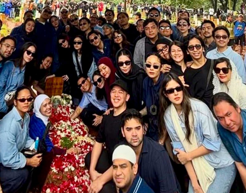 Keluarga, sahabat dan selebritas di makam Vidi Aldiano TPU Tanah Kusir, Jakarta Selatan, Minggu (8/3/2026). (Foto: istimewa)