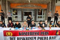Ditreskrimum Polda Bali menggelar konferensi pers kasus pembunuhan WNA Belanda di Mapolda Bali, Minggu (29/3/2026).(Foto: istimewa)