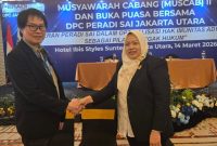 Ketua DPC Peradi SAI Jakarta Utara periode 2026-2030 terpilih, Sri Astuti, S.H., M.H. (kanan), menerima ucapan selamat dari Ketua DPC Peradi SAI Jakarta Utara periode sebelumnya, Dr. Carrel Ticualu, S.E., S.H., M.H. (kiri), usai Muscab II Tahun 2026 yang digelar di Ibis Styles Sunter, Jakarta Utara, Sabtu (14/3/2026).(Foto: istimewa)