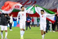 Pemain Timnas Iran membentangkan bendera negaranya usai lolos kualifikasi Piala Dunia 2026.(Foto: Dok. Al Jazeera)