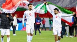 Pemain Timnas Iran membentangkan bendera negaranya usai lolos kualifikasi Piala Dunia 2026.(Foto: Dok. Al Jazeera)