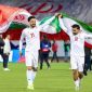 Pemain Timnas Iran membentangkan bendera negaranya usai lolos kualifikasi Piala Dunia 2026.(Foto: Dok. Al Jazeera)