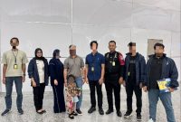 Petugas Imigrasi Ngurah Rai mengawal proses deportasi satu Keluarga WNA asal Irak di Bandara Internasional I Gusti Ngurah Rai Bali, Senin (2/3/2026).(Foto: Dok. Humas Kanim Ngurah Rai)