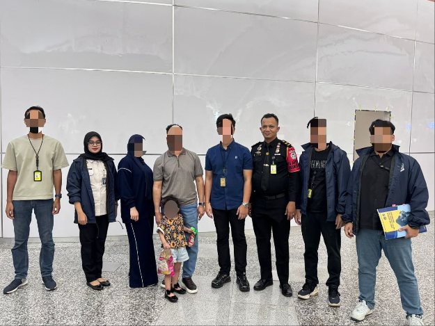 Petugas Imigrasi Ngurah Rai mengawal proses deportasi satu Keluarga WNA asal Irak di Bandara Internasional I Gusti Ngurah Rai Bali, Senin (2/3/2026).(Foto: Dok. Humas Kanim Ngurah Rai)